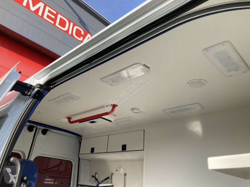 Furgoneta Renault T33 2.3 dCi L2H2 Ambulance...