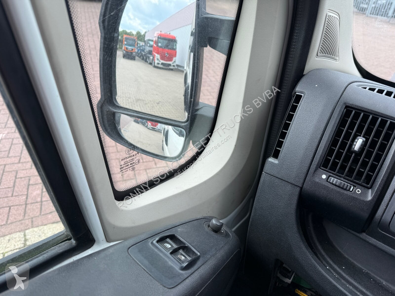 Véhicule utilitaire Peugeot Boxer 4x2 Doka...