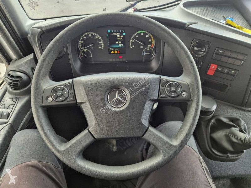 Véhicule utilitaire Mercedes 823 KK...
