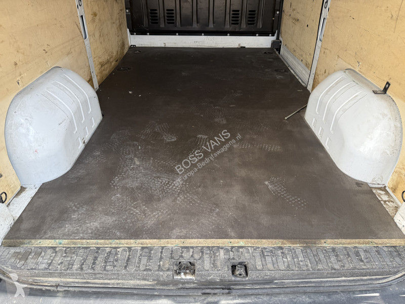 Véhicule utilitaire Renault T33 2.3 DCI 135PK...