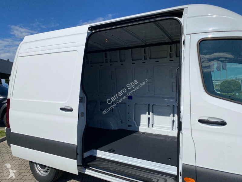 Autoutilitară Mercedes Furgone Traz. Post