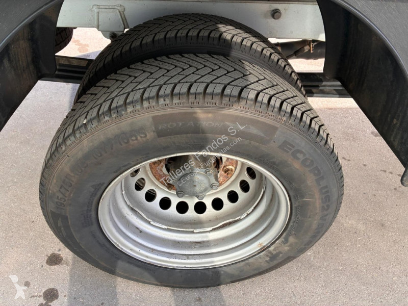 عربة نفعية Mercedes 514 20m3 con puertas traseras