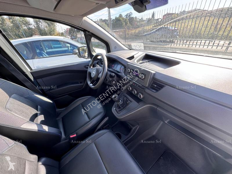 عربة نفعية Nissan