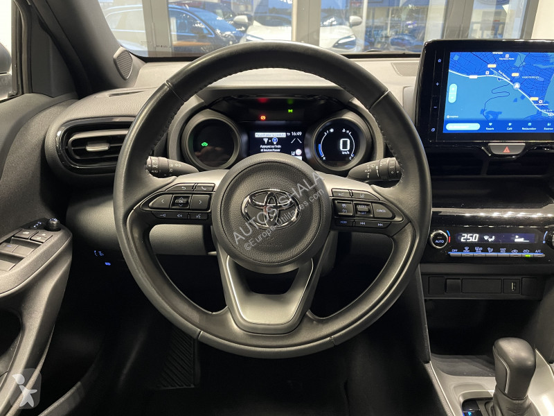 Samochód dostawczy Toyota YARIS CROSS 116H...