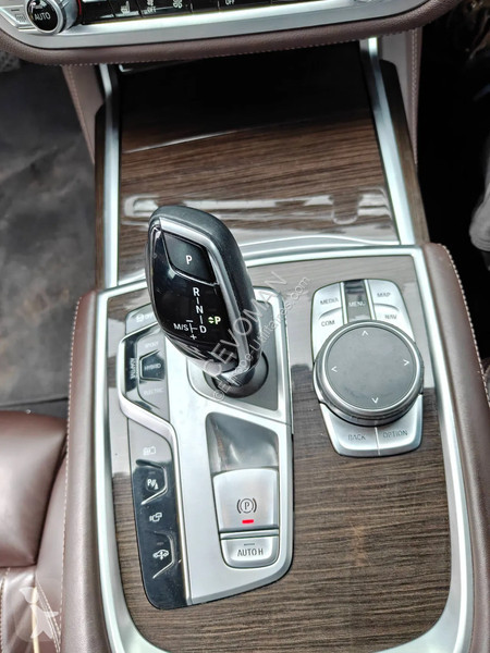 عربة نفعية BMW 745e PHEV 7 Serie