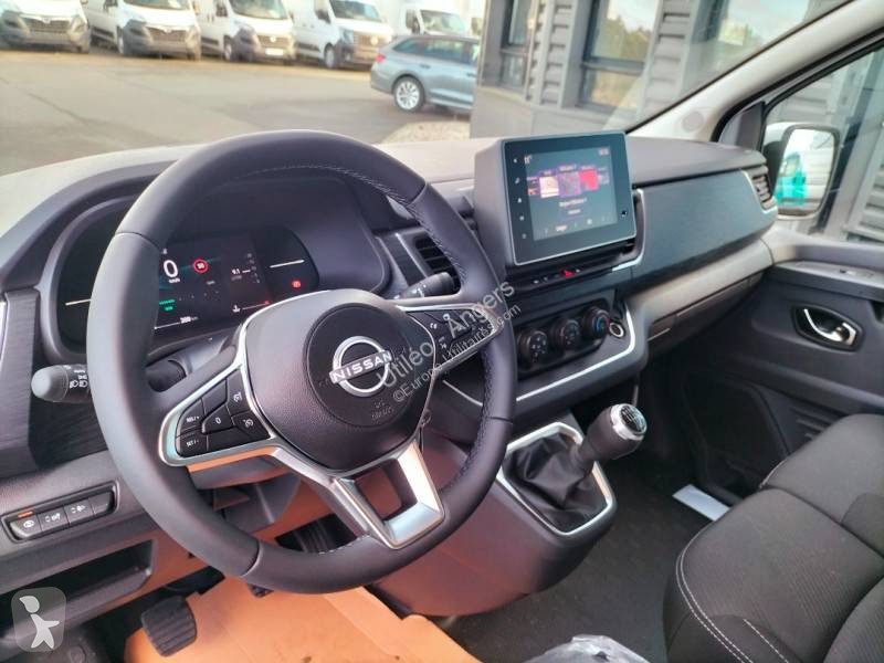 عربة نفعية Nissan