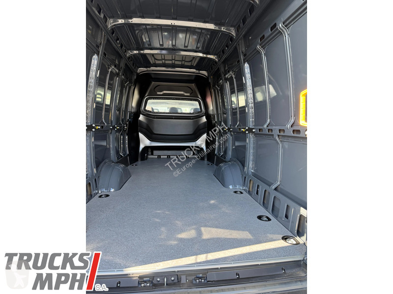 Véhicule utilitaire Iveco 35-180 Crew Cab...