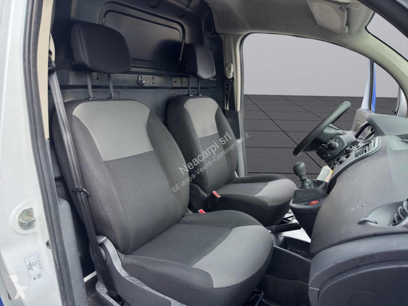 عربة نفعية Nissan
