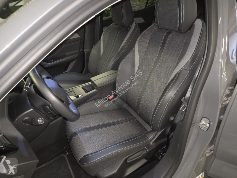 Véhicule utilitaire Peugeot 408 1.2i Hybrid...