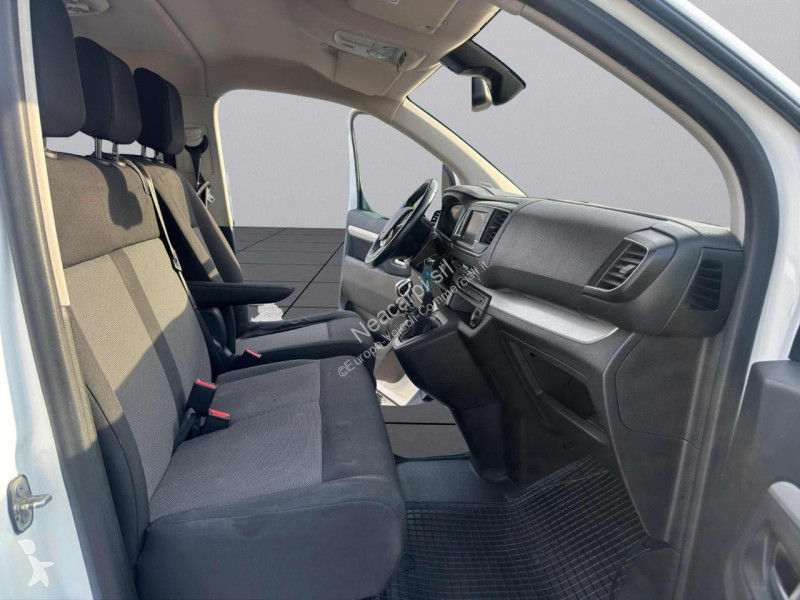 عربة نفعية Peugeot Traveller
