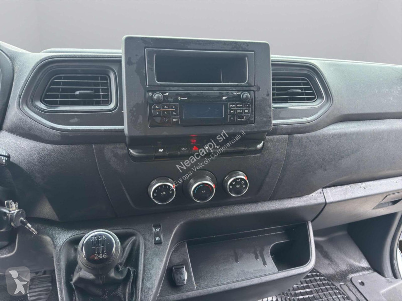عربة نفعية Nissan