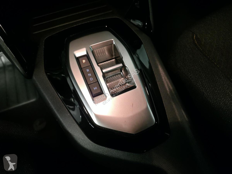 Véhicule utilitaire Peugeot 2008 1.2i Hybrid -...
