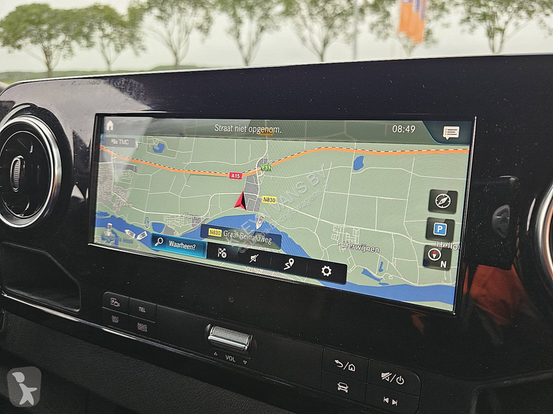 Лекотоварен автомобил Mercedes 319 L2H1 V6 LED...