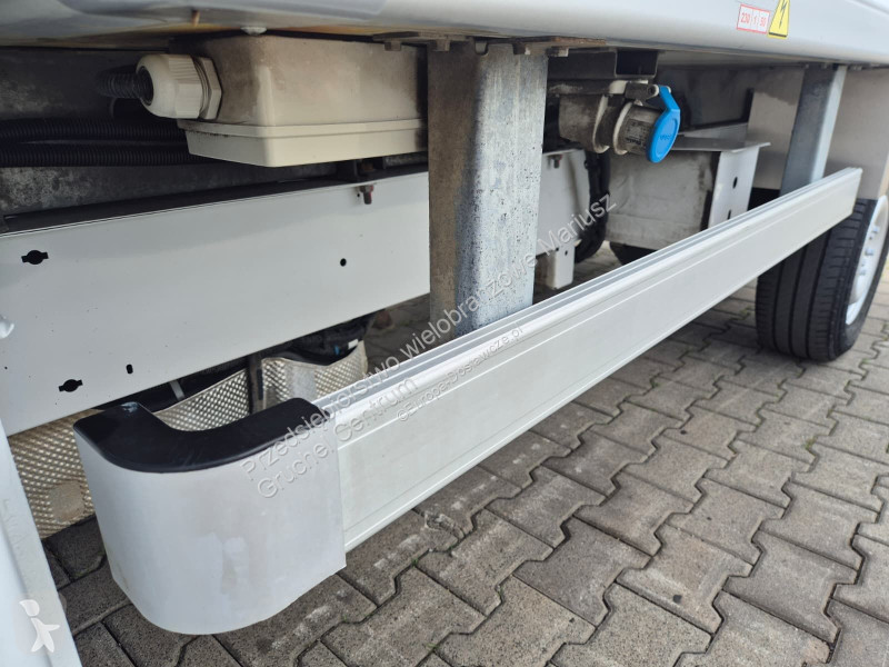 Лекотоварен автомобил Renault Master 2.3 -...