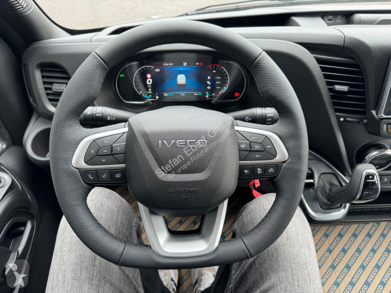 Véhicule utilitaire Iveco 35S18 HA8...