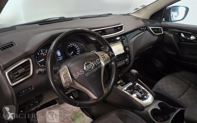 عربة نفعية Nissan