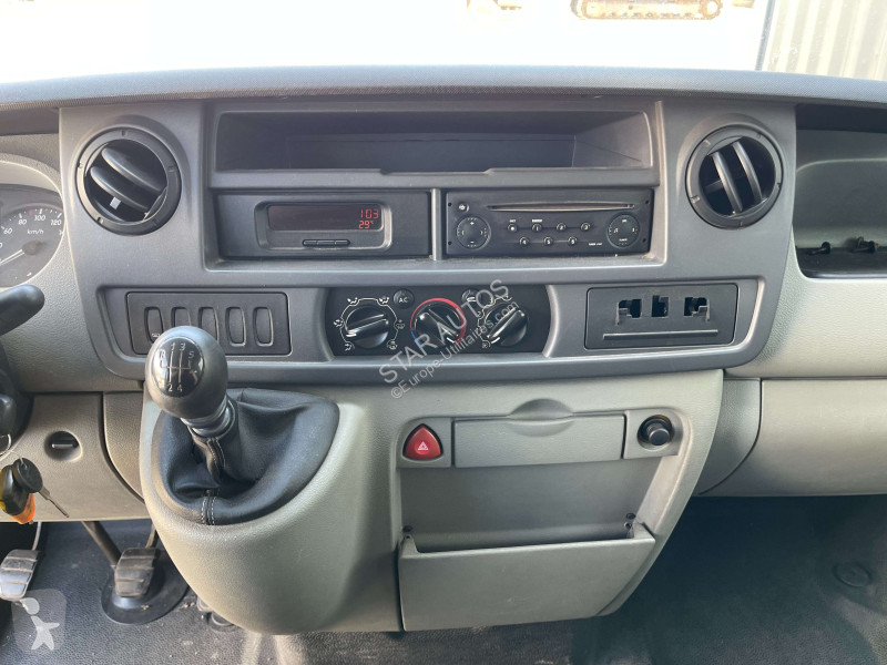 عربة نفعية Nissan