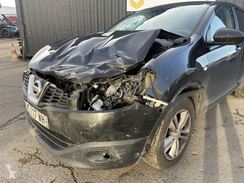 عربة نفعية Nissan