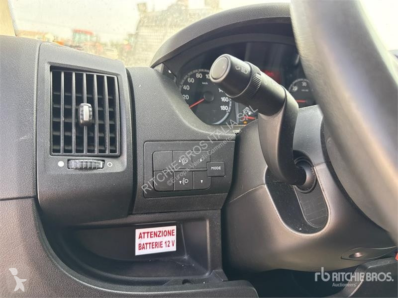Комерційні автомобілі Peugeot Cargo Van