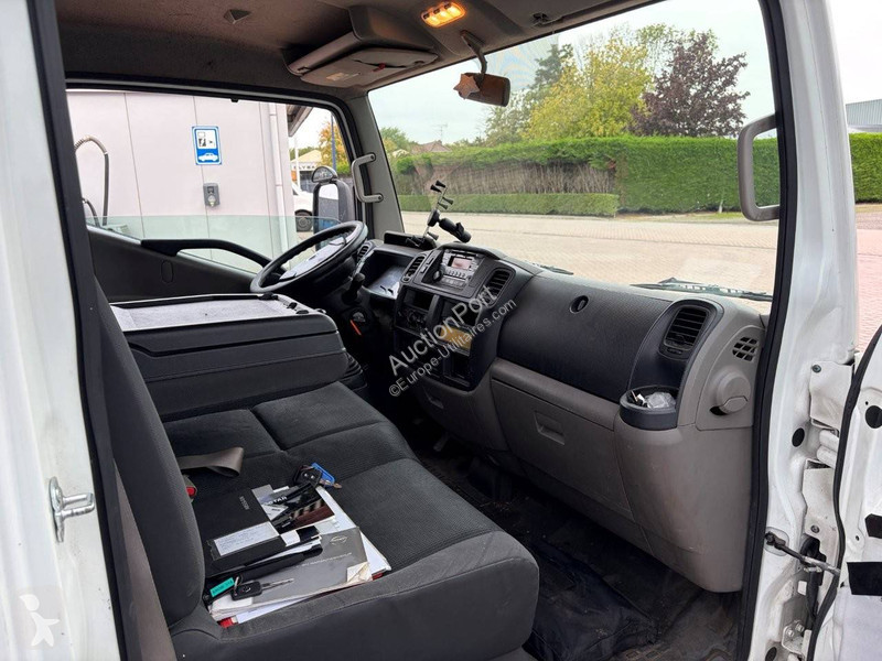 Nissan  NT400- 35.12 2.5 dCi 250 van