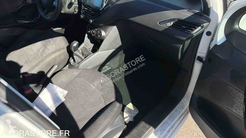Samochód dostawczy Peugeot 208