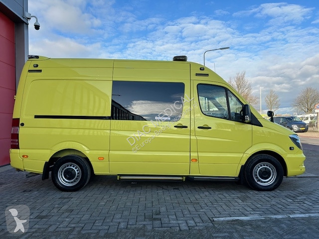 Véhicule utilitaire Mercedes L2H2 Ambulance...