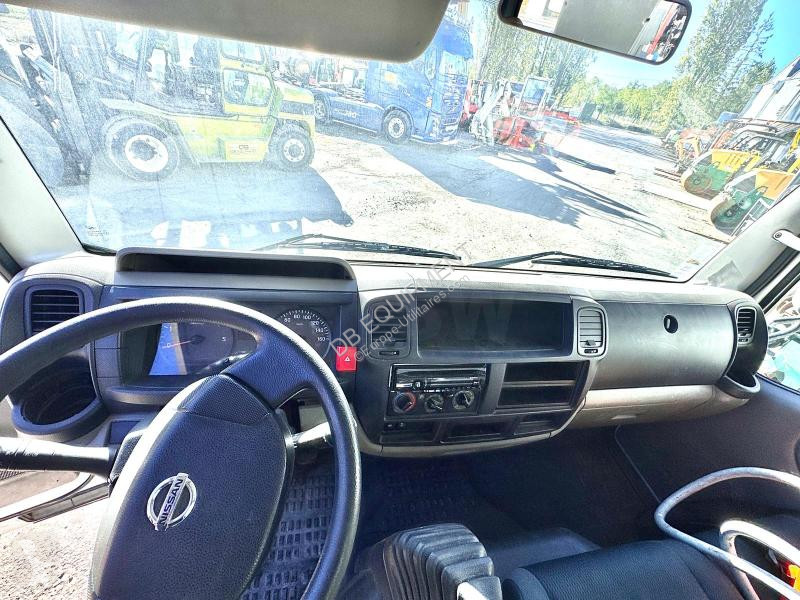 Véhicule utilitaire Nissan Camion nacelle 20m...