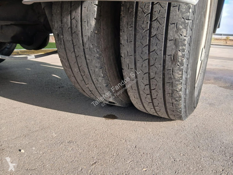 Furgoneta Iveco 35C16 3.0 20m3 con puertas...