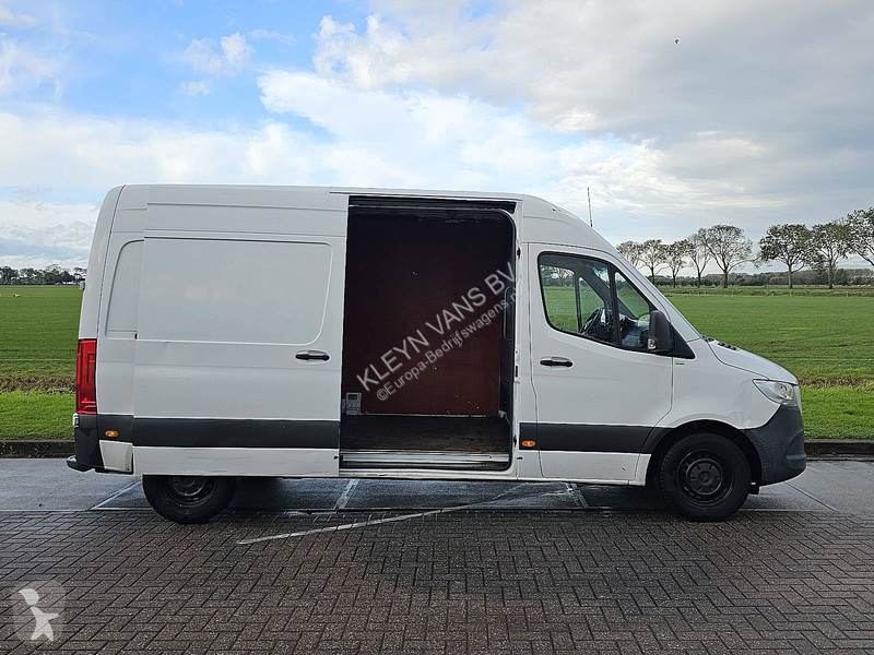 Mercedes 311 van