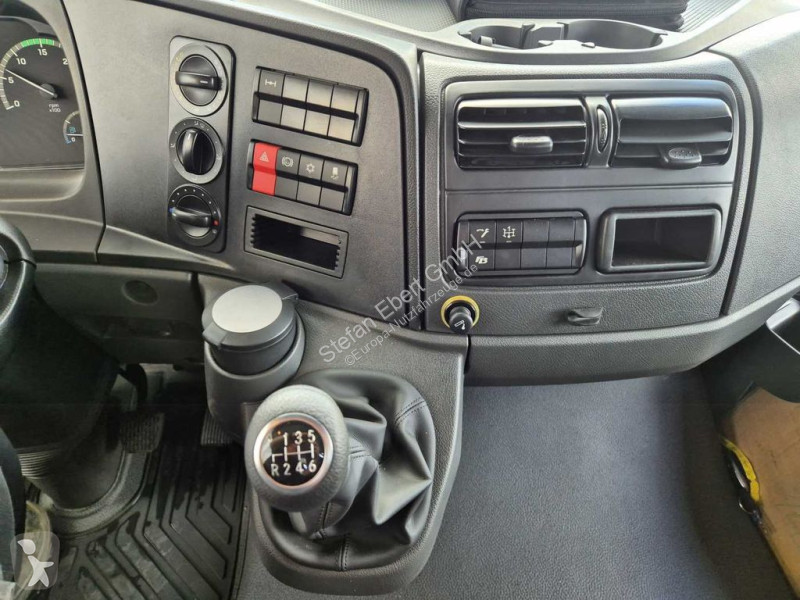 Véhicule utilitaire Mercedes 823 KK...