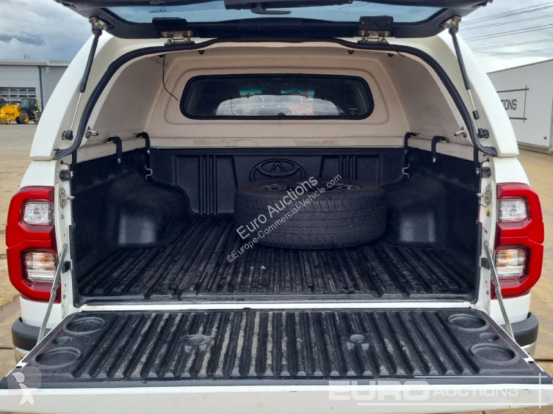 Véhicule utilitaire Toyota Hilux Invincible