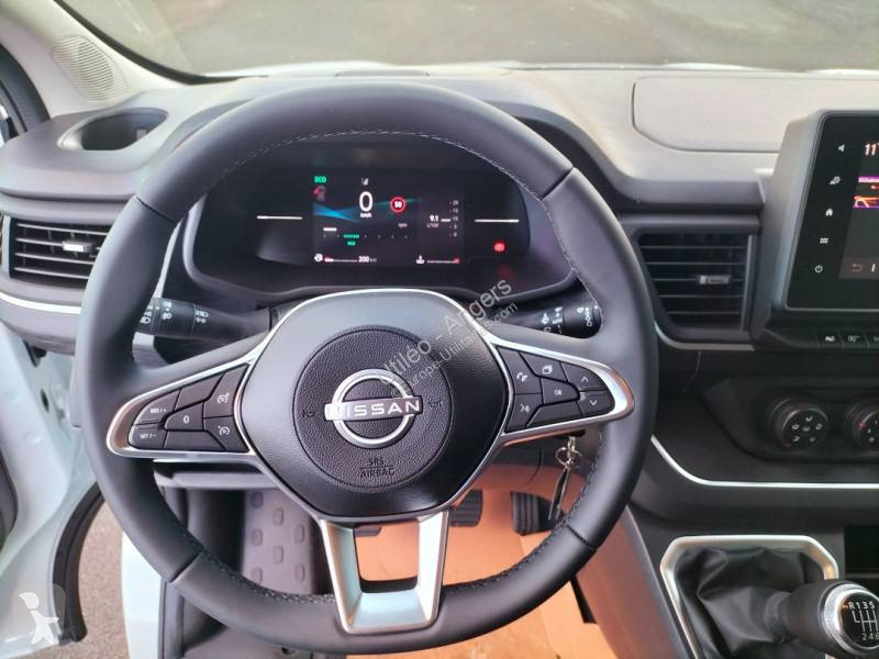 عربة نفعية Nissan