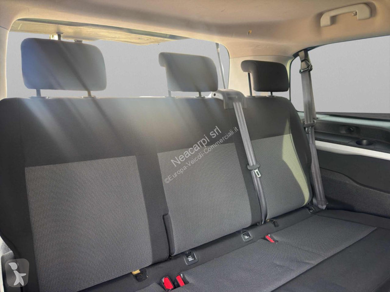 عربة نفعية Peugeot Traveller