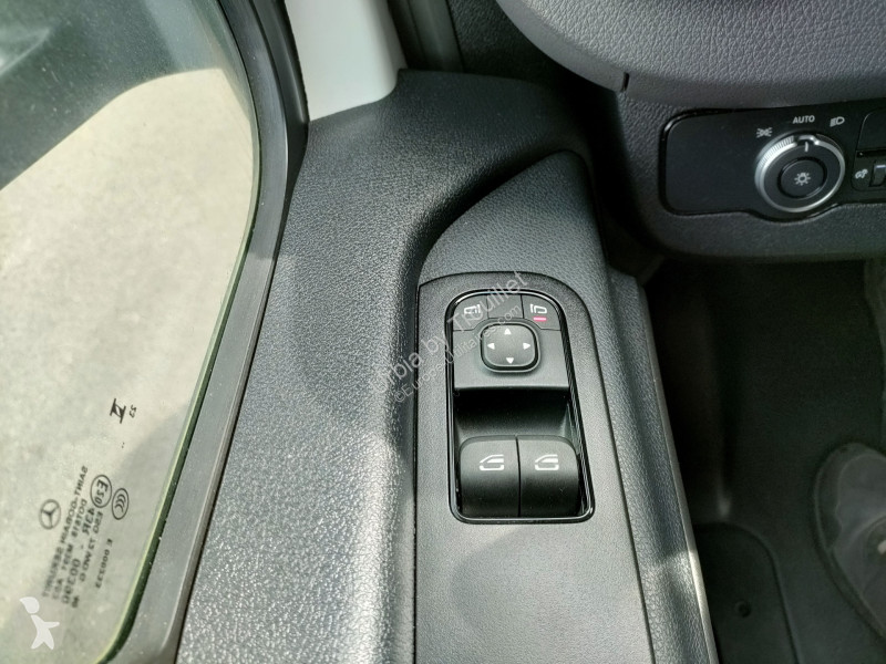 Véhicule utilitaire Mercedes 20M3 FOURGON HAYON...