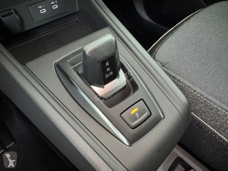 Véhicule utilitaire Renault E-Tech full hybrid...