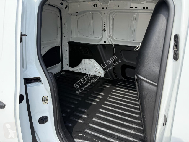 عربة نفعية Citroën BERLINGO M CLUB 130 EAT 8