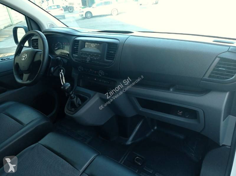 عربة نفعية Toyota