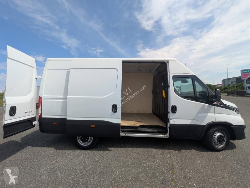 Véhicule utilitaire Iveco 35S Fg 35S14 2.3 V12...