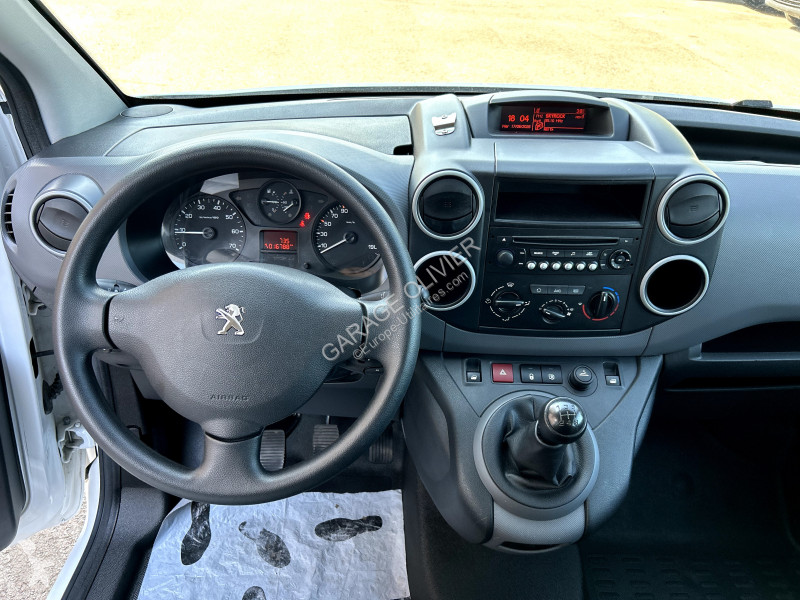 Véhicule utilitaire Peugeot Long Cabine...