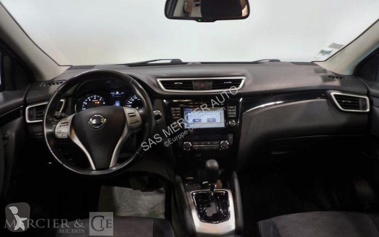 عربة نفعية Nissan