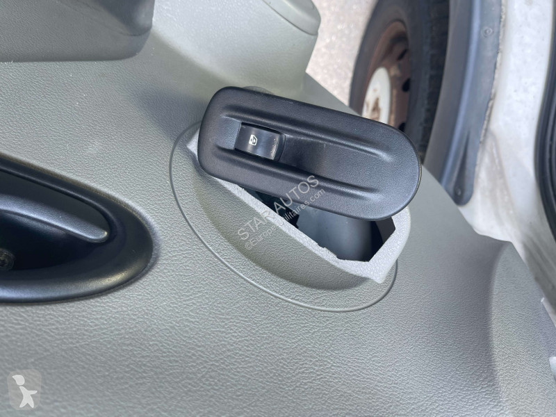 عربة نفعية Nissan