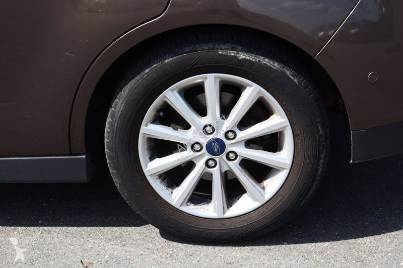 Véhicule utilitaire Ford Grand