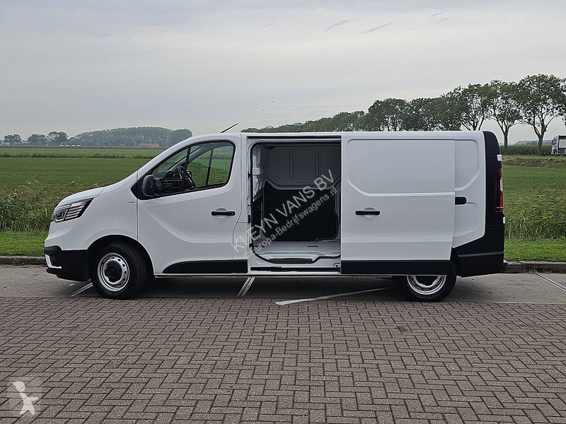 Лекотоварен автомобил Renault 2.0 DCI 130 L2H1...