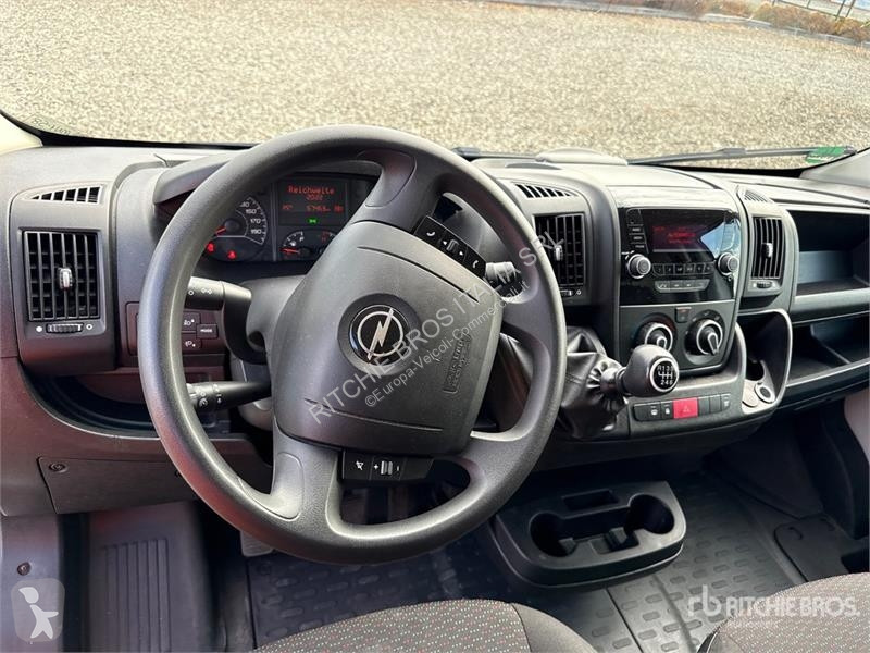 Véhicule utilitaire Opel 2.2