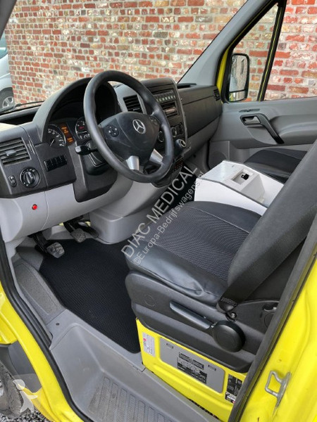 Véhicule utilitaire Mercedes L2H2 Ambulance 316...