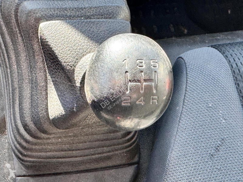 Véhicule utilitaire Nissan Camion nacelle 20m...