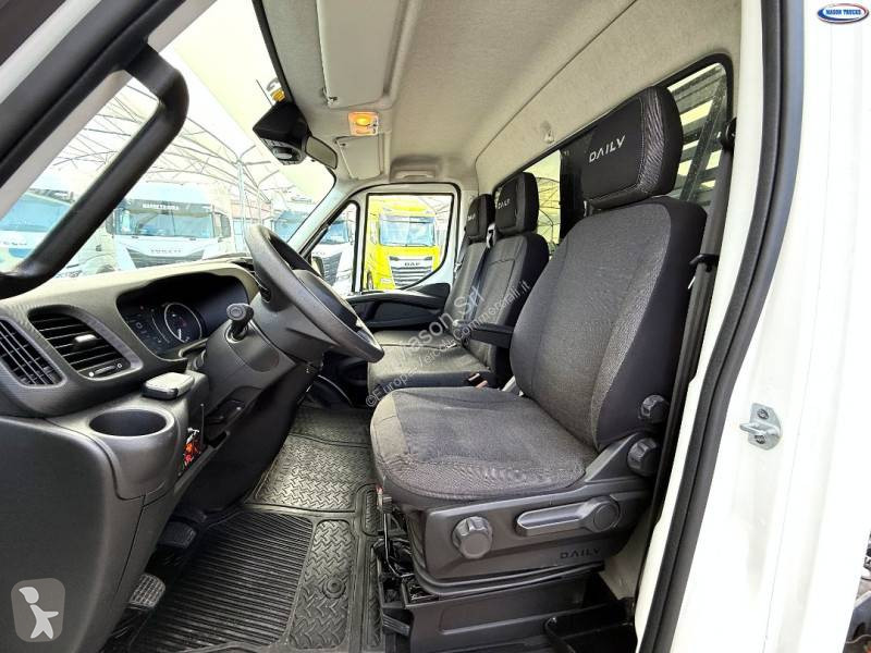 Véhicule utilitaire Iveco 35C18
