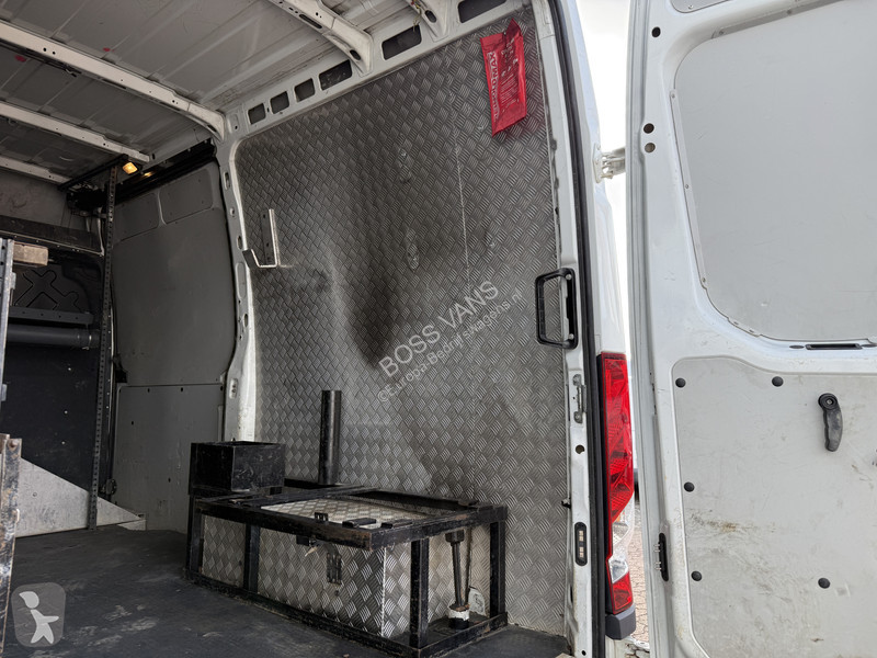 Véhicule utilitaire Iveco 35C14 2.3