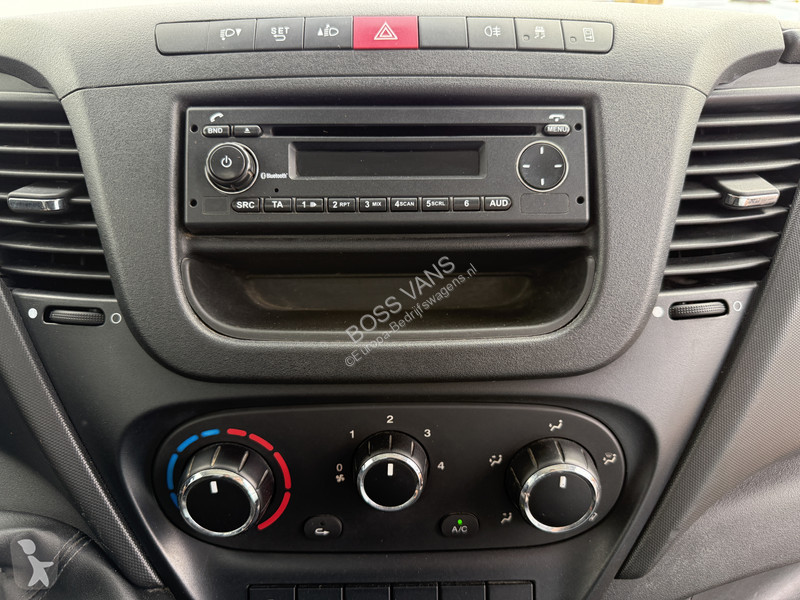 Véhicule utilitaire Iveco 35C12 2.3