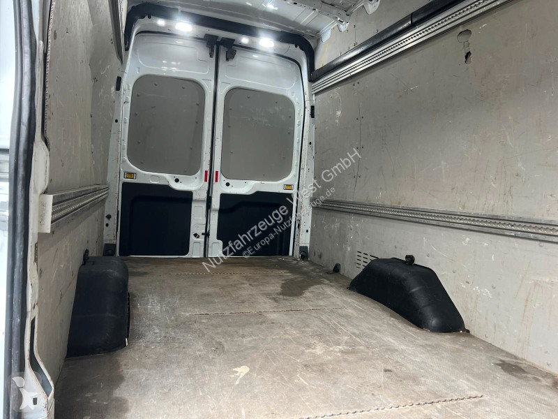 Véhicule utilitaire Ford 350 L4H3...